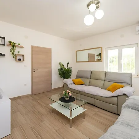 La Pieda Casa de Férias Ražanac